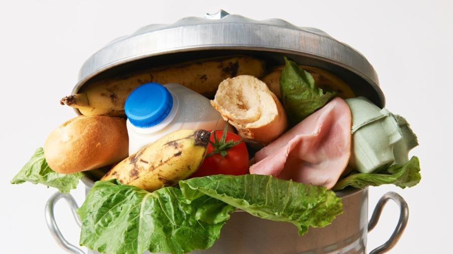 Alimentos jogados no lixo podem ser responsáveis também pela emissão dos gases do efeito estufa - iStock