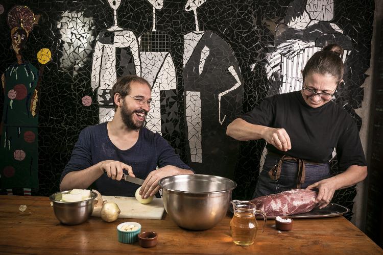 Pedro Prüfe Diniz e sua mãe Heidi Marie Prüfe Diniz comandam o misto de restaurante e centro cultural Gansaral  - Keiny Andrade/ysoke - Keiny Andrade/UOL