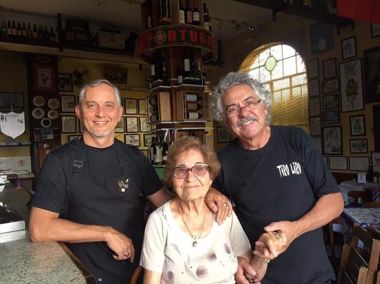 Dona Felicidade com os filhos, Toninho e Sergio - Arquivo pessoal - Arquivo pessoal