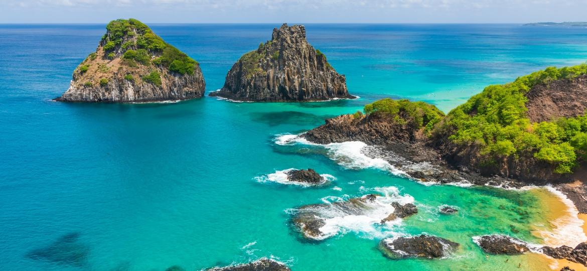 Vista da Baía dos Porcos em Noronha - Reuber Duarte/Getty Images/iStockphoto