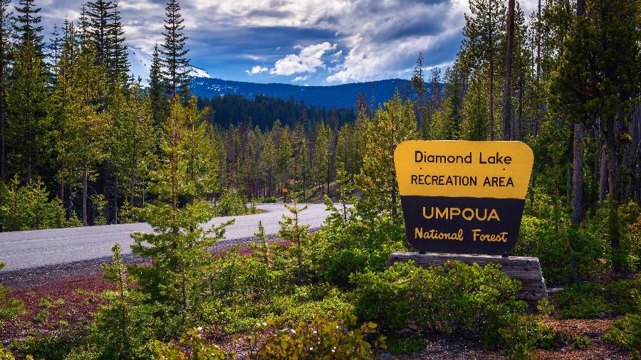 Placa indica chegada ao lago Diamond, na floresta Umpqua, no Oregon - miroslav_1/Getty Images/iStockphoto