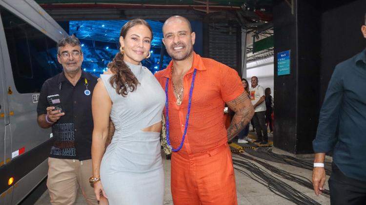 Paolla Oliveira acompanha o namorado, Diogo Nogueira, que cantou com Zeca Pagodinho