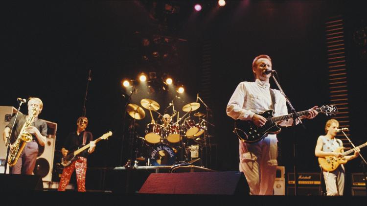 O multi-instrumentalista Greg Ham, o baixista John Rees, o baterista Jerry Speiser, o guitarrista e vocalista Colin Hay e o guitarrista Ron Strykert em show do Men at Work em 1983