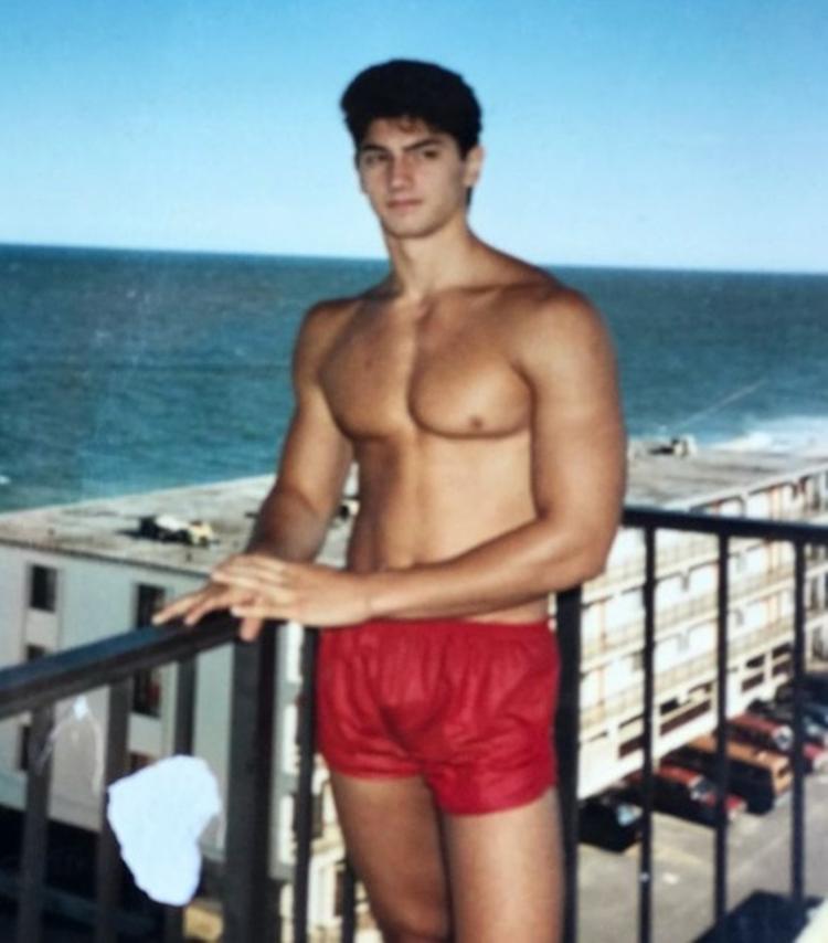 Dave Bautista posa irreconhecível em foto aos 15 anos