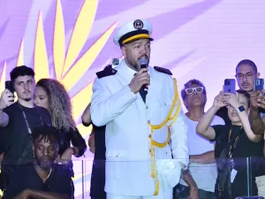 Belo em alto-mar: cantor embarca em navio temático vestido de comandante