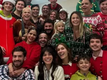 Bruna Marquezine posa com João Guilherme no Natal na casa de Xuxa