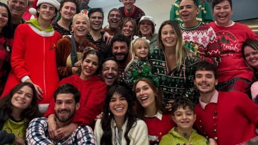 Bruna Marquezine, Xuxa, Sacha, João Guilherme e familiares em foto no Natal