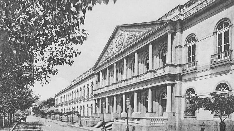 Uma das opções de quem não tinha condições financeiras era aguardar atendimento em uma Santa Casa --na foto, a do Rio de Janeiro (1890 a 1900) Uma das opções de quem não tinha condições financeiras era aguardar atendimento em uma Santa Casa --na foto, a do Rio de Janeiro (1890 a 1900)