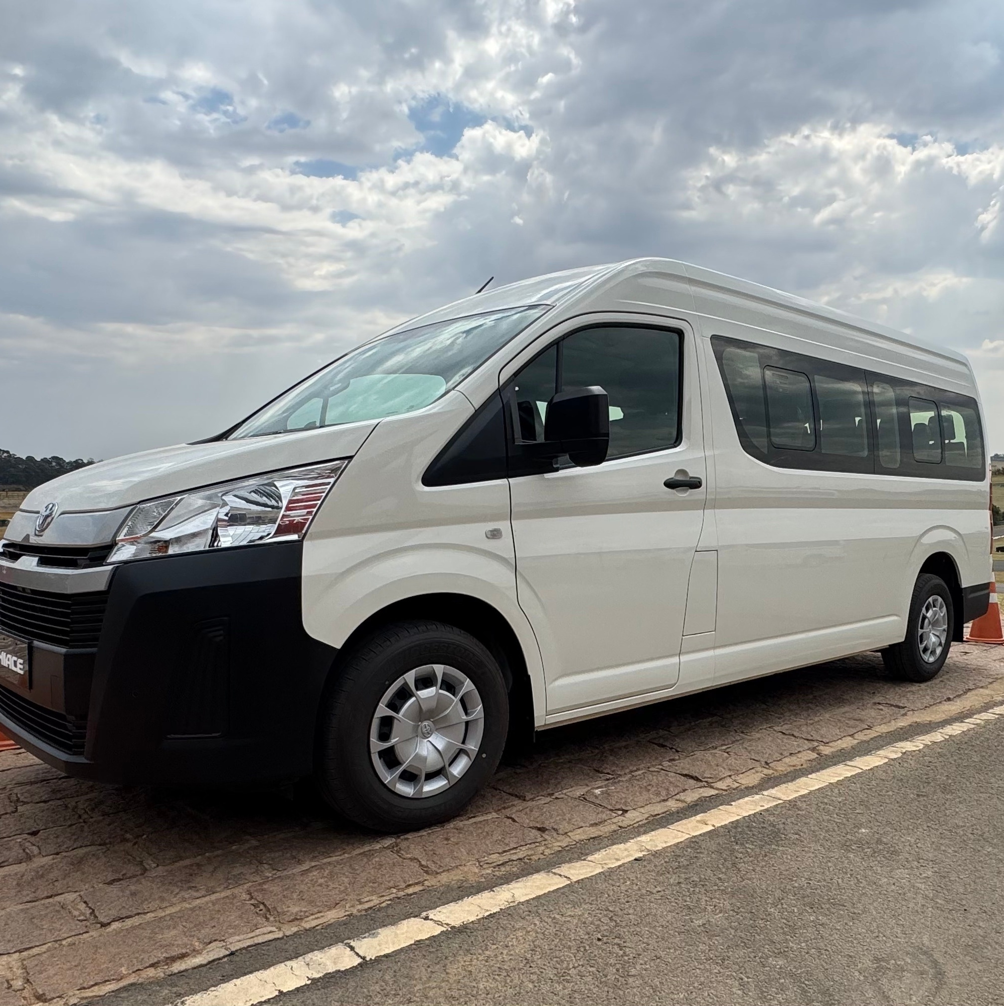 Toyota lança van Hiace derivada da Hilux e SW4