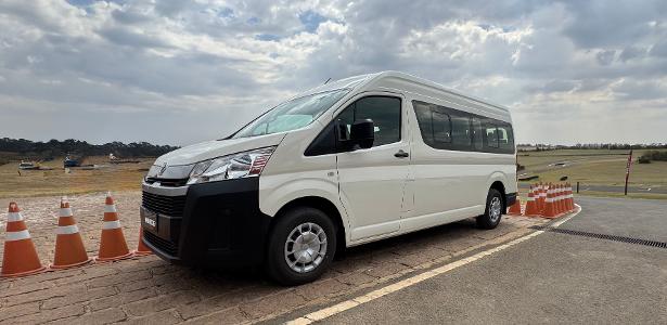 Toyota lança van de 16 lugares derivada da Hilux; veja preço e impressões
