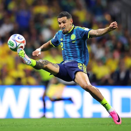 daniel-munoz-marcou-o-primeiro-gol-da-colombia-contra-uzbequistao-1781751626378_v2_450x450 Colômbia domina Uzbequistão na Copa e Luis Díaz brilha em estreia histórica