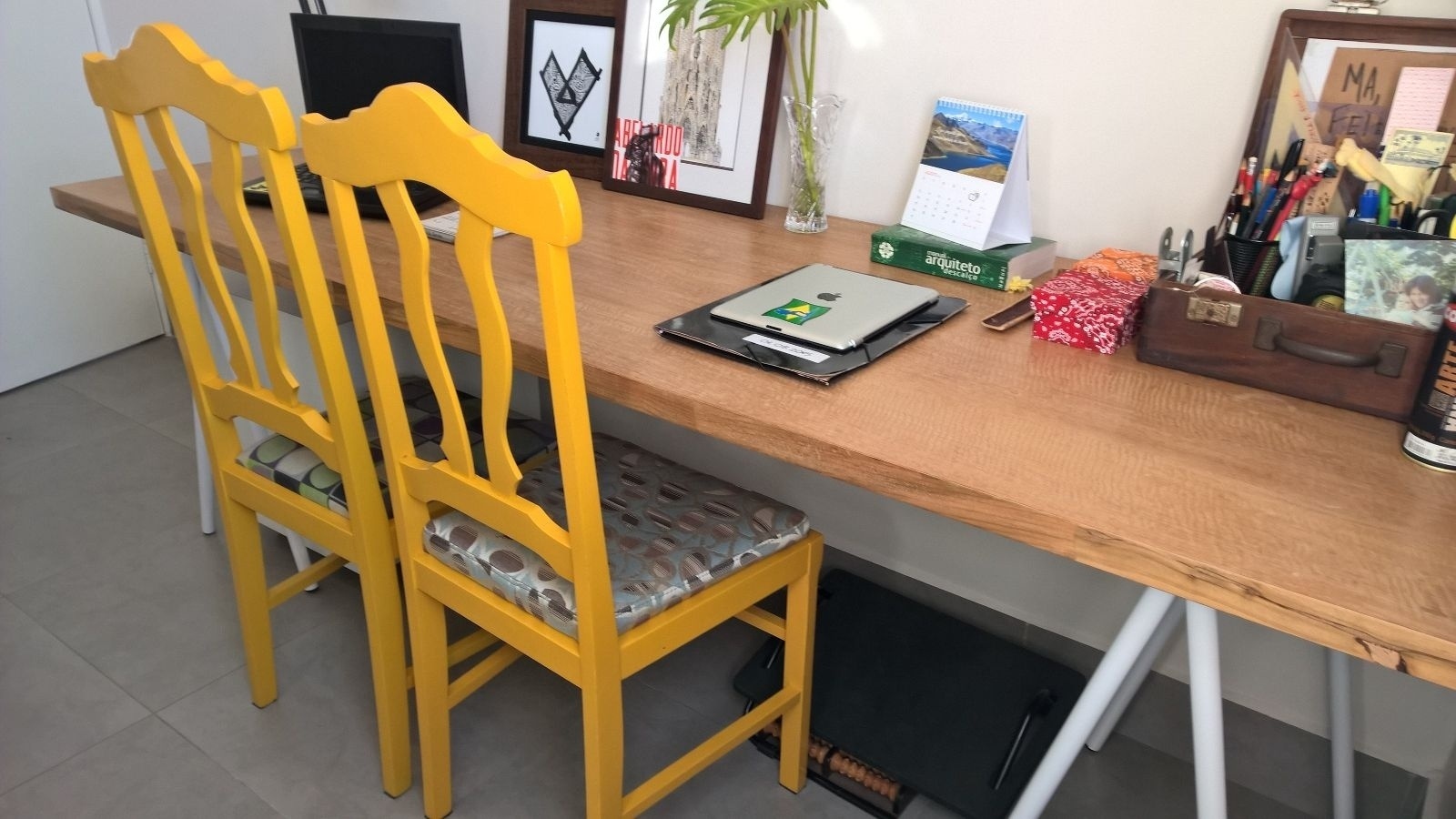 Em 2014, os arquitetos Marcela Siscao e Ramon Malagon encontraram uma cadeira de madeira, jogada em uma caçamba. Ao resgatá-la, tiveram uma surpresa desagradável: o assento estava infestado de bichos. No entanto, a dupla insistiu no móvel e com novos assento e pintura, o objeto pode ser reaproveitado. Em fevereiro desse ano, para o espanto do casal, no mesmo local do primeiro descarte, havia uma segunda cadeira, idêntica à primeira. Hoje, as duas peças decoram o home office - Divulgação/ Arquivo pessoal