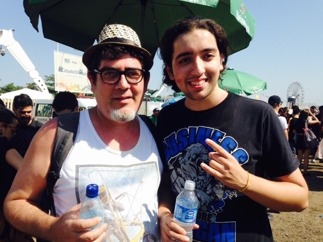 24.set.2015 - O professor Vitor Souza (à esq.), 49, deixa o gosto musical como herança. Guitarrista da banda Babau, ele toca ao lado do filho, Gibran, 18, baterista do grupo - Giselle de Almeida/UOL