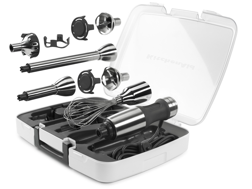 O mixer, da KitchenAid (www.kitchenaid.com.br), mistura, tritura, pica, espuma, bate e emulsiona. O aparelho tem formato ergonômico e lâminas com design de sino, que protege de desgastes. Com braço removível de 20,3 cm, o utensílio pode ser usado em panelas fundas, tigelas e jarras em cinco velocidades. O mixer conta ainda com batedor de aço inox, triturador de alimentos, copos medidores e um estojo para a organização e armazenamento - Divulgação