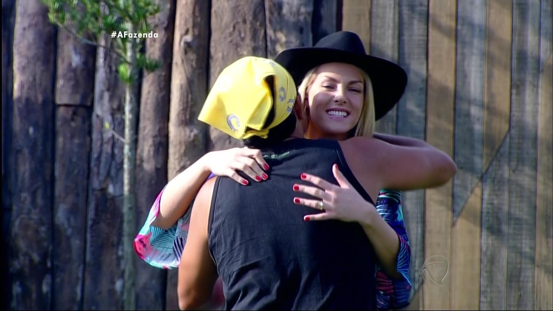 13.nov.2015 - Os peões recebem a visita de Ana Hickmann em "A Fazenda 8" - Reprodução/Record