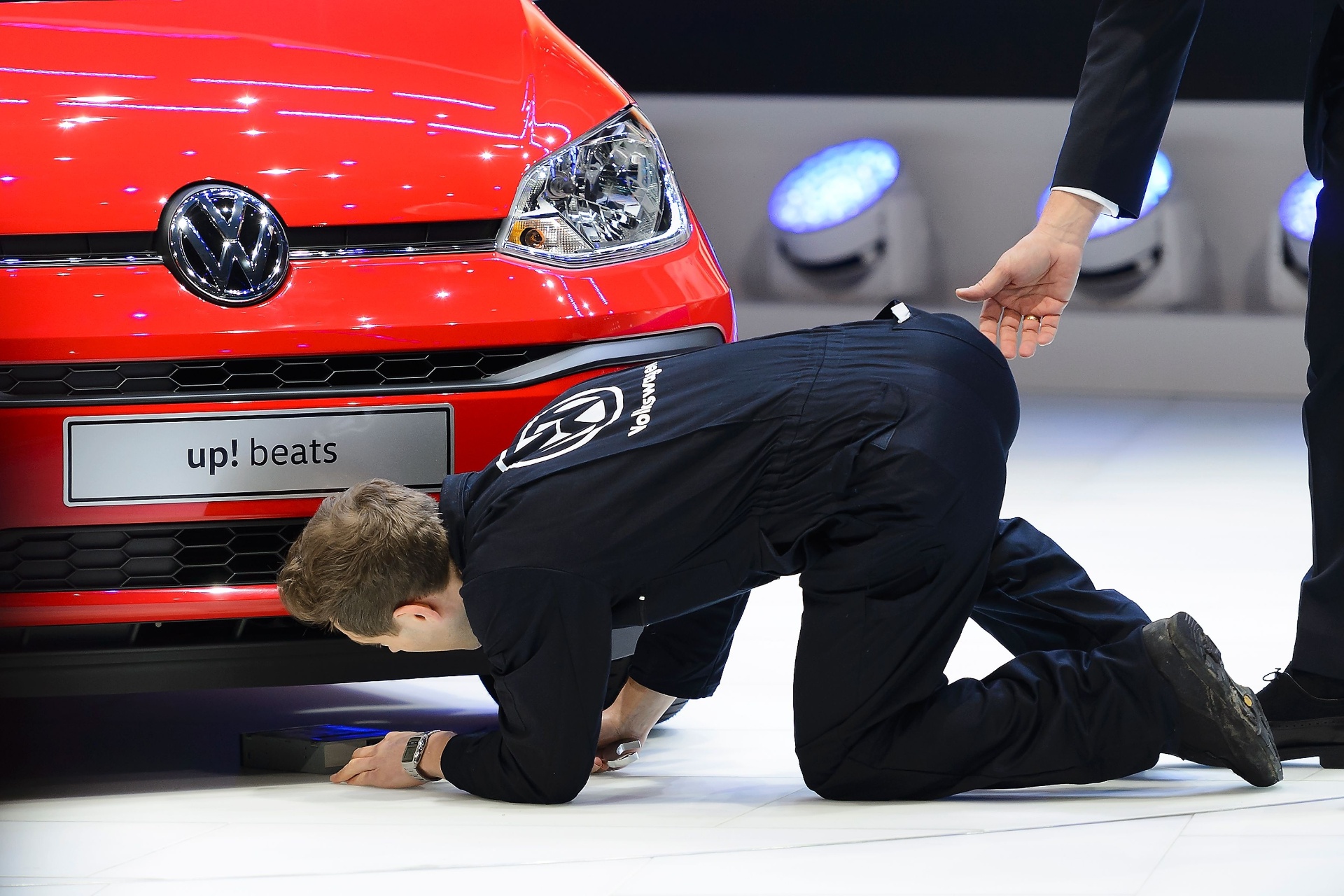 Comediante Simon Brodkin invade coletiva da Volkswagen no Salão de Genebra 2016 - Fabrice Coffrini/AFP