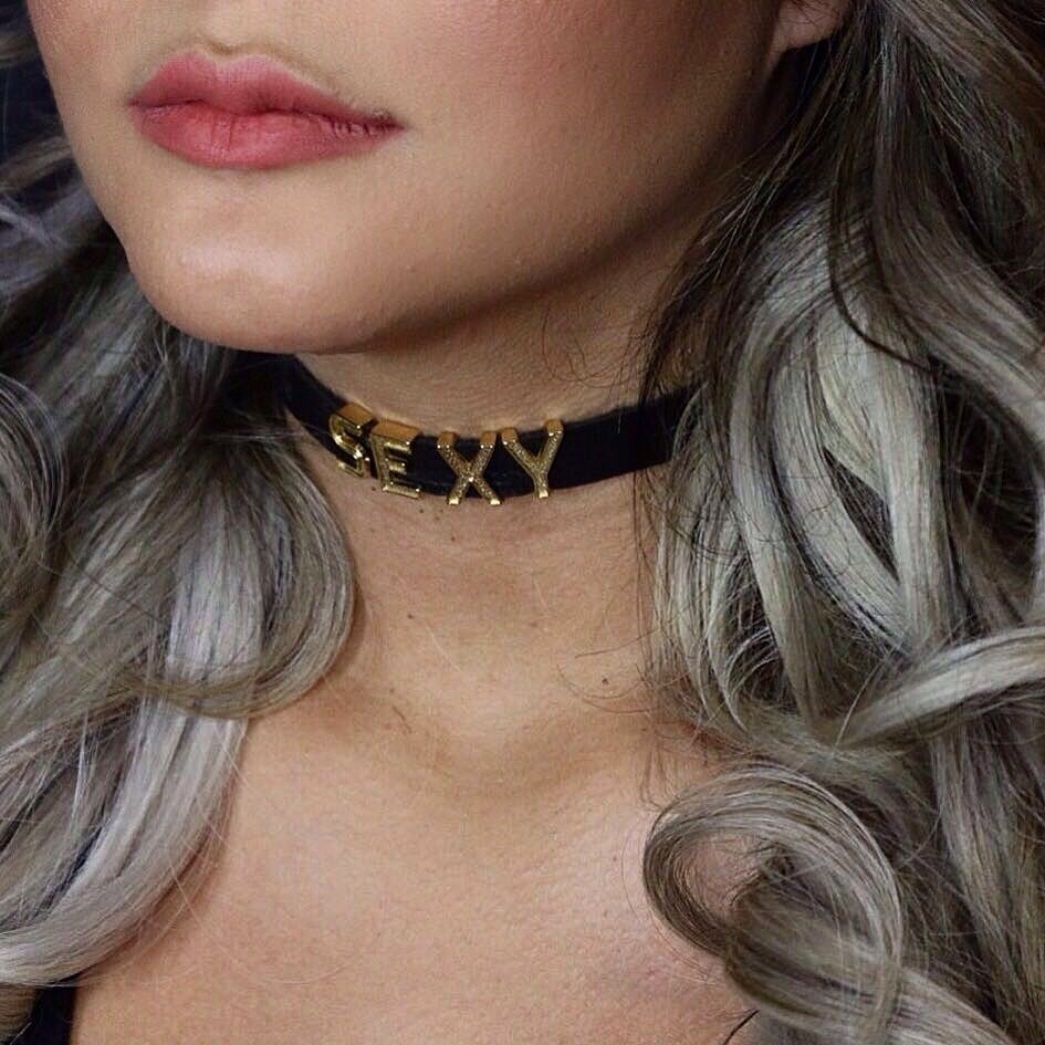 3.mar.2016 - Geisy Arruda usa uma coleira escrito "Sexy" nos bastidores do ensaio para a revista, que sai em abril - Thais Aline / Ag Fio Condutor