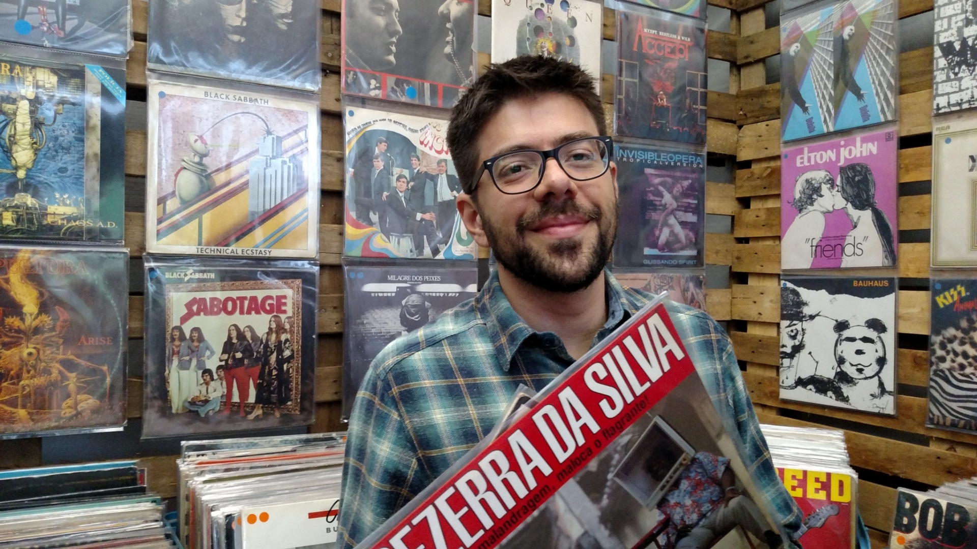 12.mar.2016 - O professor Rodrigo Miranda, 35, comprou LPs do sambista Bezerra da Silva e do grupo Talking Heads no Lollapalooza Brasil 2016 - Leonardo Rodrigues/UOL