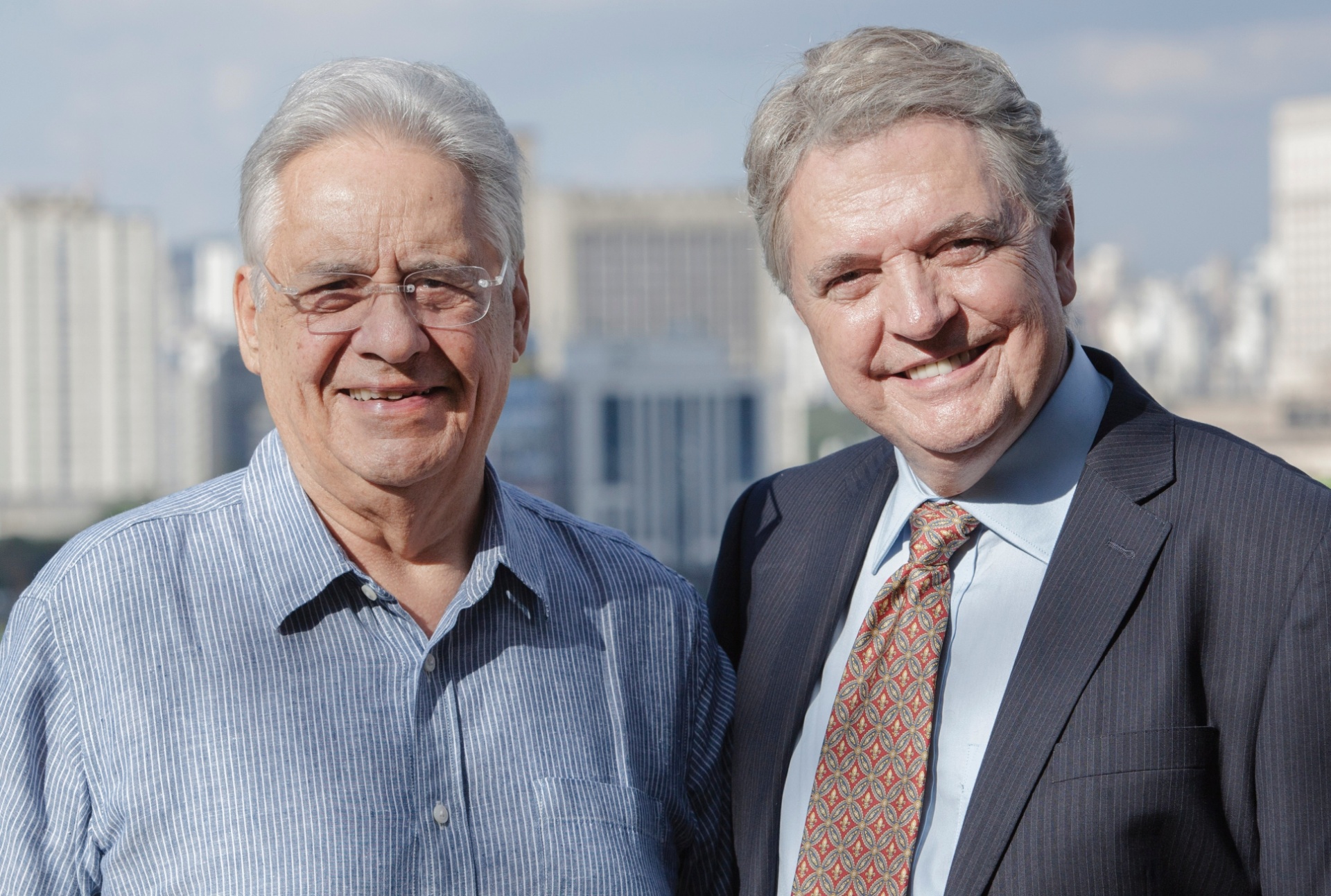 Fernando Henrique Cardoso visita o set de "3.000 Dias no Bunker" e posa com Norival Rizzo, que vive o ex-presidente no filme - Stella Carvalho/Divulgação