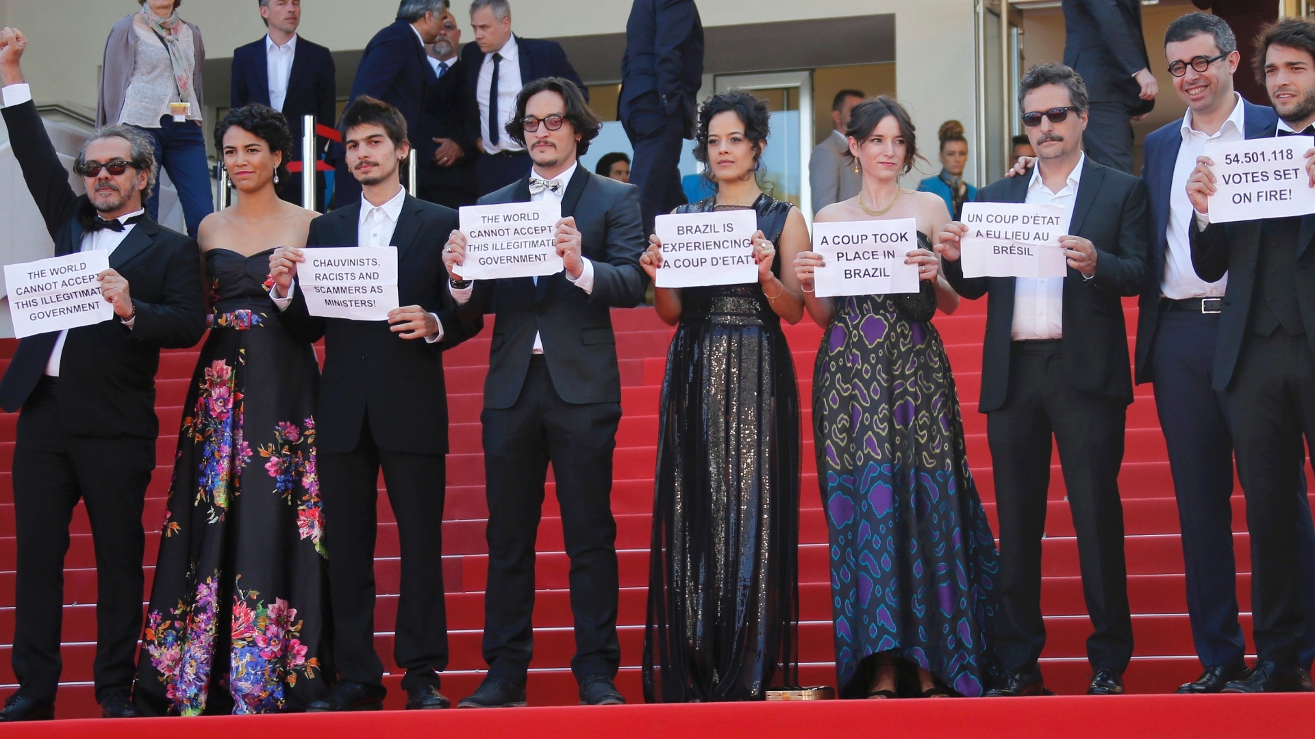 17.mai.2016 - Equipe do filme brasileiro "Aquarius", que disputa a Palma de Ouro em Cannes, protesta conta o impeachment com faixas e dizeres: "Pare o golpe no Brasil" e "Vamos resistir" - REUTERS/Yves Herman