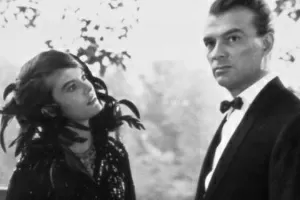 Giorgio Albertazzi e Delphine Seyrig em cena de "O Ano Passado em Marienbad" (1961), dirigido por Alain Resnais - Reprodução