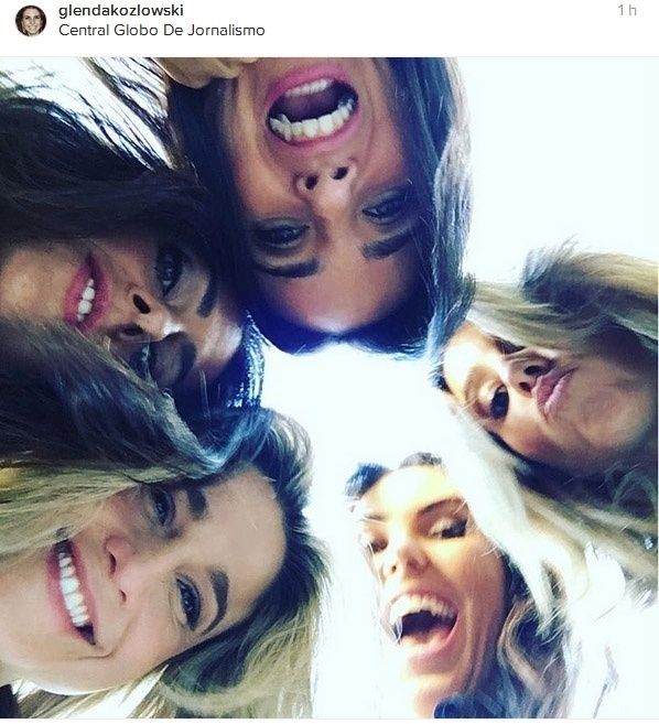 18.jul.2016- Glenda Kozlowski faz selfie com Carol Barcellos, Cristiane Dias, Fernanda Gentil e Luciana Ávila: "As manas do Esporte", escreveu ela no Instagram - Reprodução/Instagram