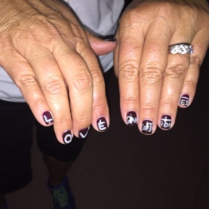 21.jul.2016 - Joell Sullivan-McNew, 49, pinta as unhas com a frase: "Amo Game of Thrones" - Felipe Branco Cruz /UOL - Felipe Branco Cruz /UOL