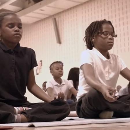 Alunas meditam juntas - Reprodução/YouTube - Reprodução/YouTube