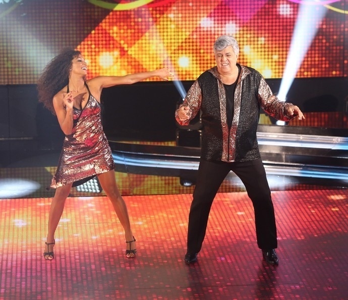 Ao lado da professora Camila Lobo, Sidney Magal requebrou ao ritmo do zouk e foi bastante elogiado em sua performance - Reprodução/Gshow/Carol Carminha