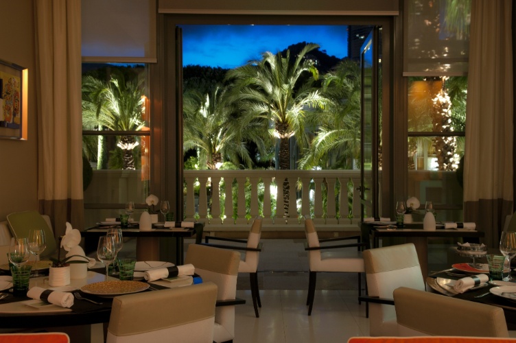 Ambiente do restaurante Blue Bay, situado no hotel Monte-Carlo Bay
