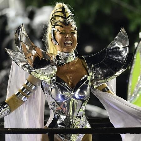 Com uma fantasia futurista, Xuxa  saiu como destaque principal do quarto carro alegórico, que lembra o sucesso "Eva" - André Fabiano/FolhaPress - André Fabiano/FolhaPress