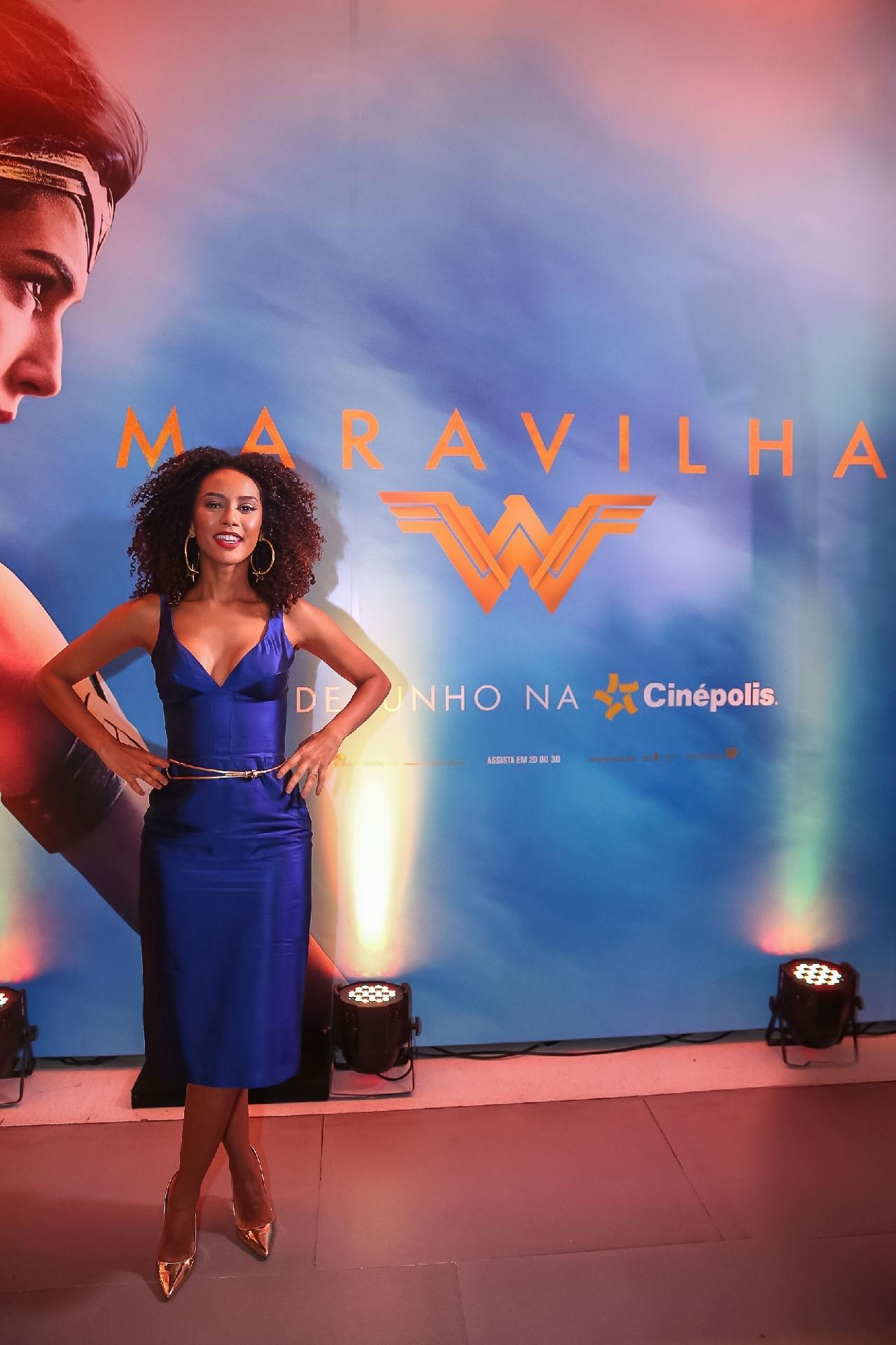 A atriz Taís Araújo posa elegante ao chegar no lançamento do longa "Mulher Maravilha" em São Paulo - Raphael Castello/AgNews