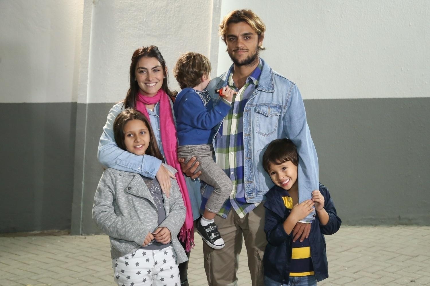 Felipe Simas e Mariana Uhlman com Miguel, Leticia e Joaquim Simas no Disney On Ice - Roberto Filho / Brazil News