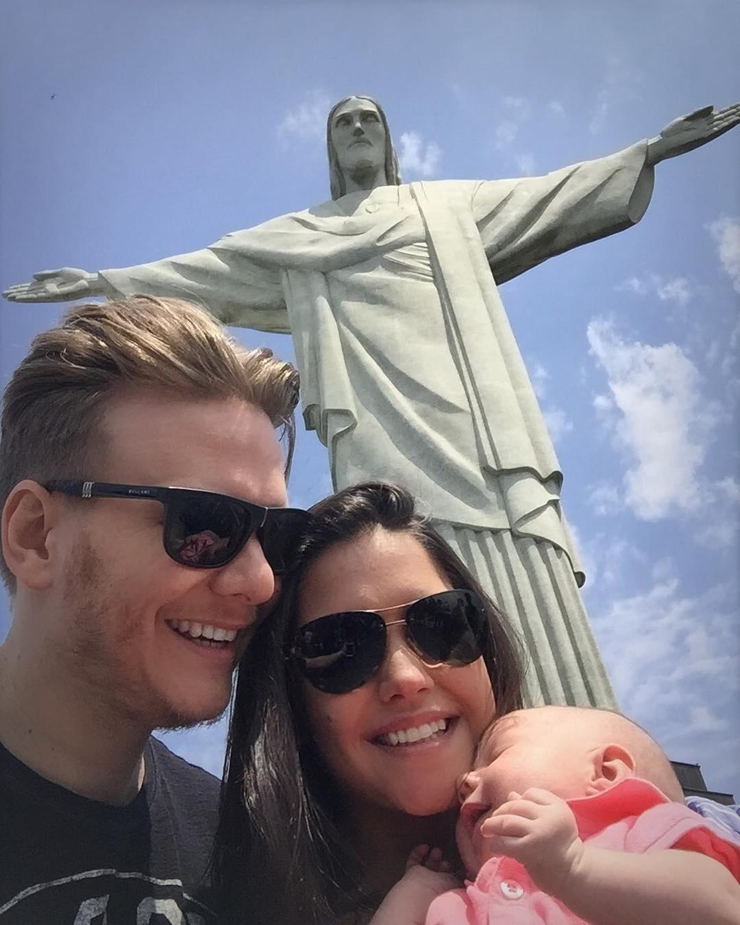 Ainda sem o Teodoro, Thais e Michel levam Melinda para conhecer o Cristo Redentor no Rio de Janeiro - ReproduçãoInstagramTataFersoza