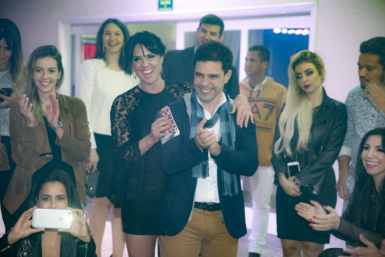 Graciele não desgrudou do noivo Zezé Di Camargo durante a festa surpresa organizada para celebrar os 55 anos do cantor  - Deividi Correa/Ag.News