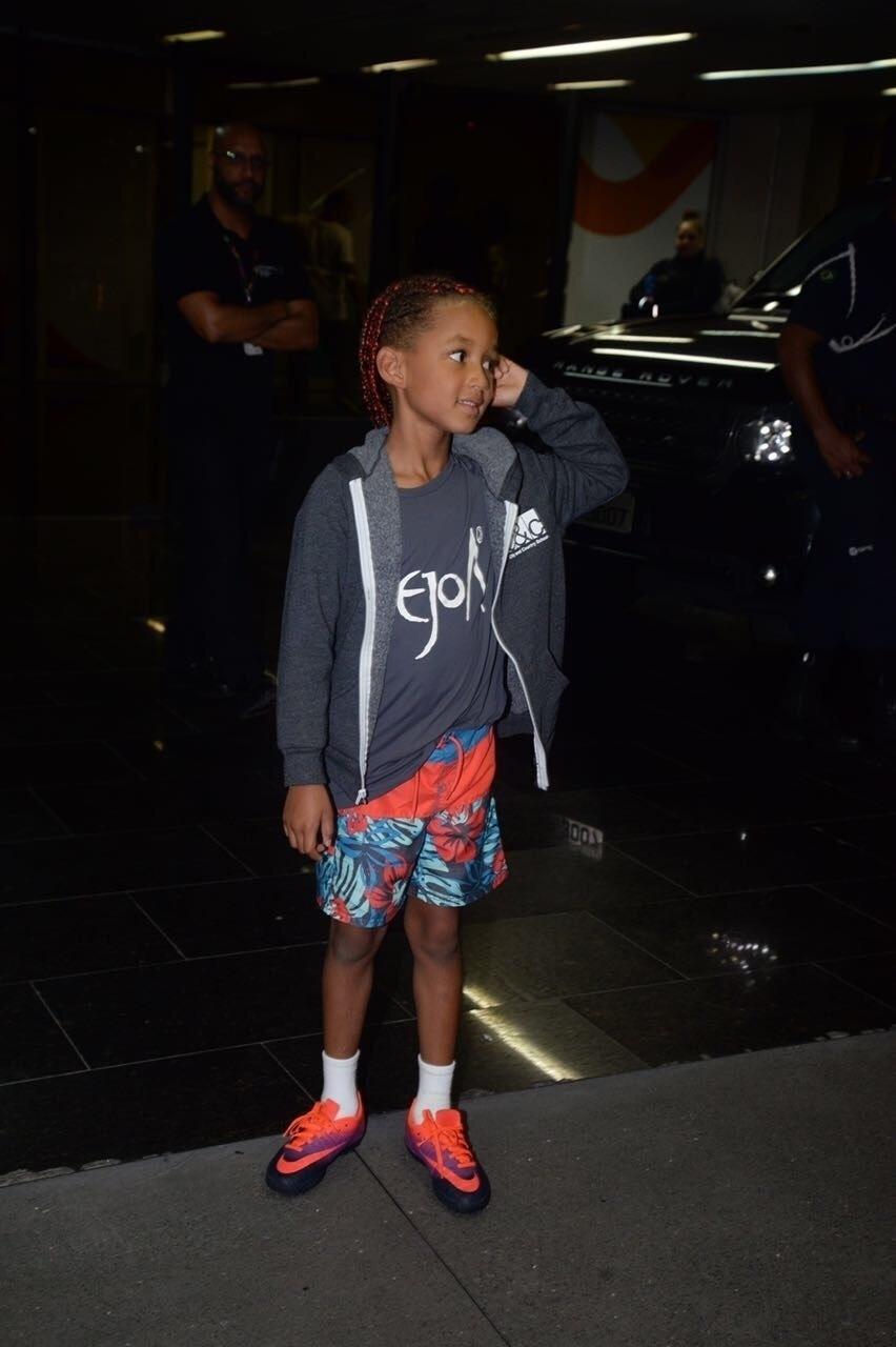 Egypt, filho de Alicia Keys, aguarda a mãe atender os fãs - Vínicos Marinho/Brazil News
