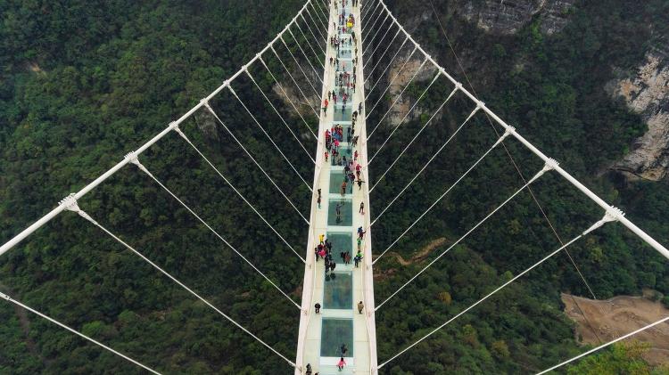 Ponte de vidro em Zhangjiajie, na China - Getty Images