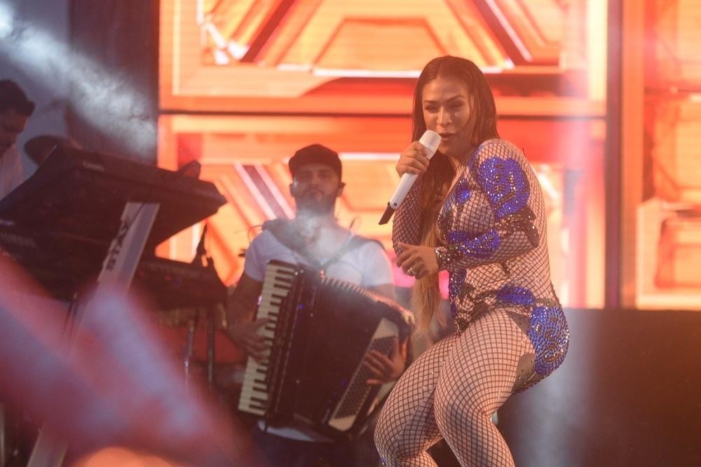 30.12.2017- Simone dança e brinca com o público no palco do Villa Mix na cidade da Penha em Santa Catarina - Leo Franco / AgNews