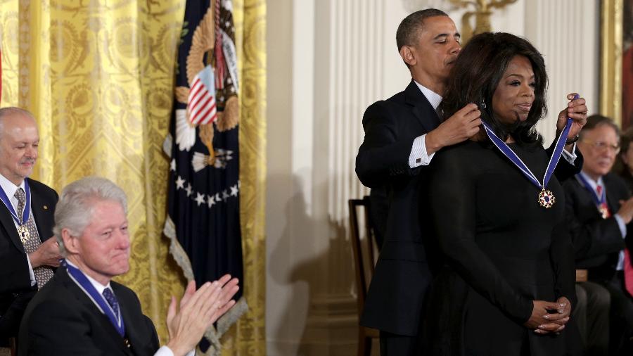 Oprah Winfrey recebe a Medalha Presidencial da Liberdade das mãos do então presidente Barack Obama - Alex Wong/Getty Images