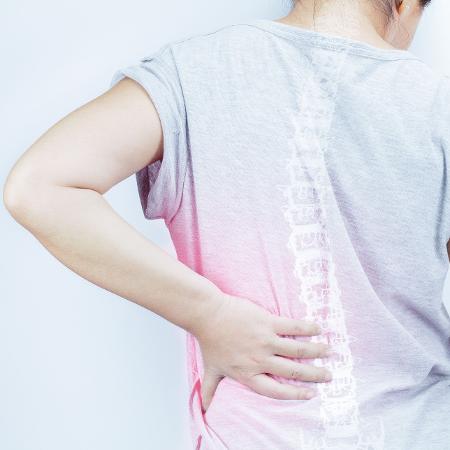 Exercícios e técnicas além dos medicamentos são mais eficientes para aliviar as dores nas costas em longo prazo - Getty Images