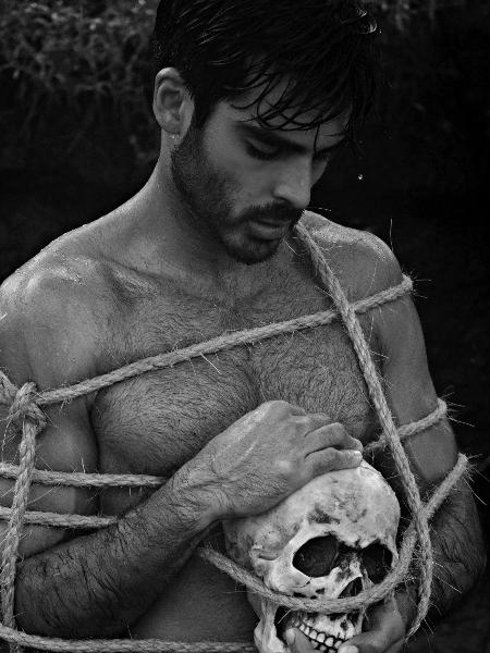 Nas fotos, Tomazini aparece envolto em cordas e segurando uma caveira - Sergio Santoian/Divulgação - Sergio Santoian/Divulgação