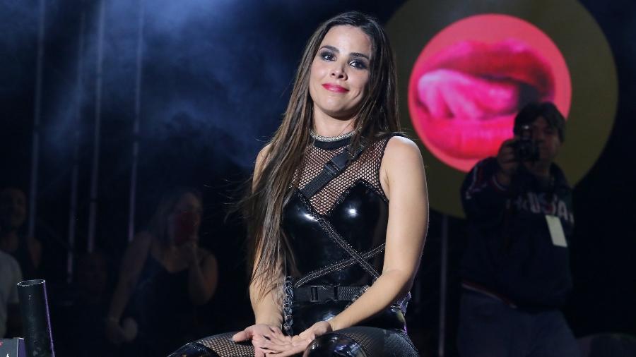 Após ter seu show interrompido, Wanessa sentou na borda do palco - Thiago Duran/AgNews