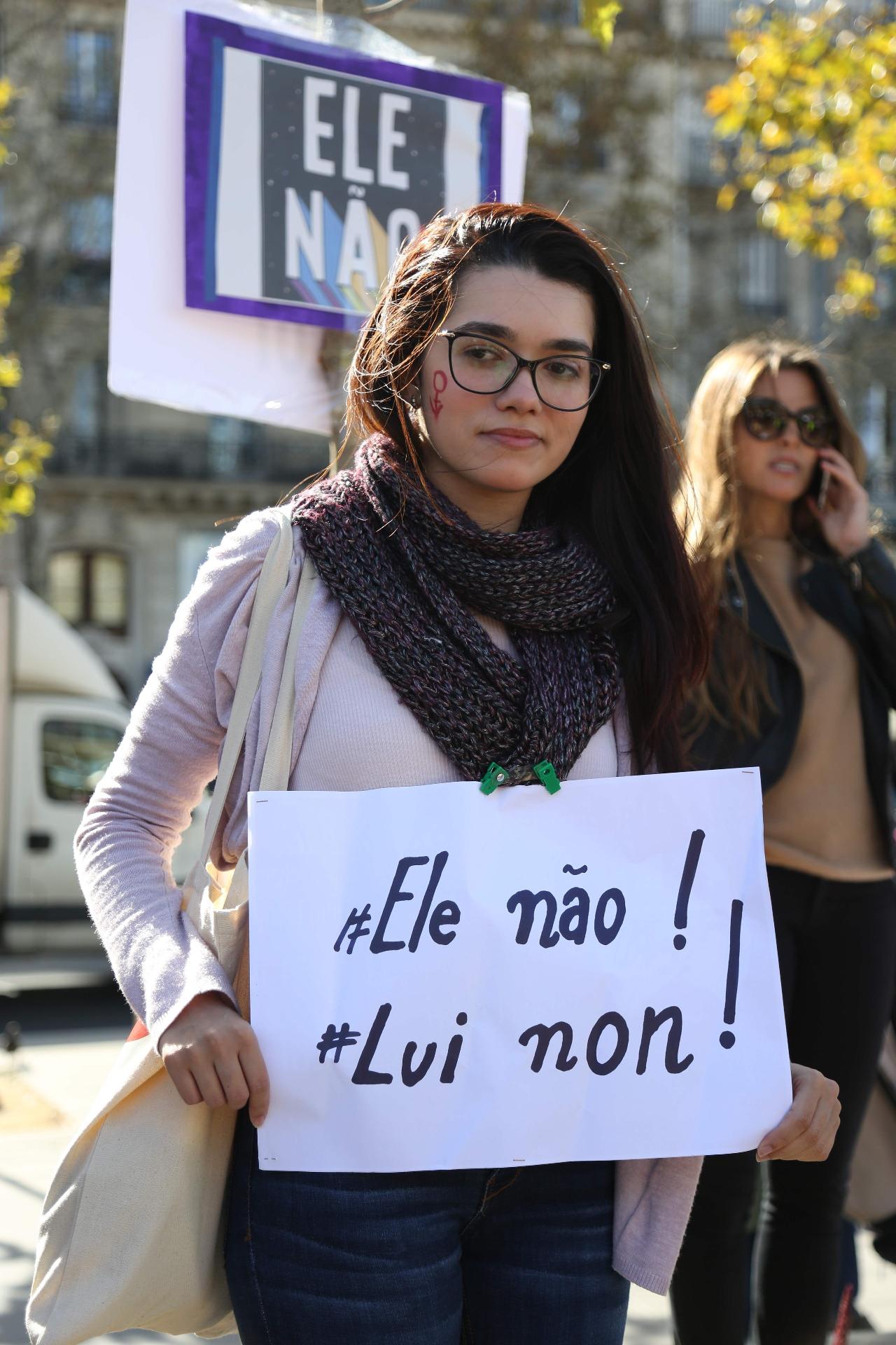 Manifestante segura cartaz "Ele não" com a inscrição em inglês na Place de La Republique, na capital francesa. - Zakaria ABDELKAFI/AFP