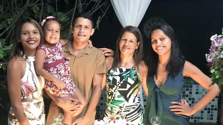 Gleici deu de presente uma casa para mãe Vanuzia, em Rio Branco - Reprodução/Instagram/@gleicidamasceno