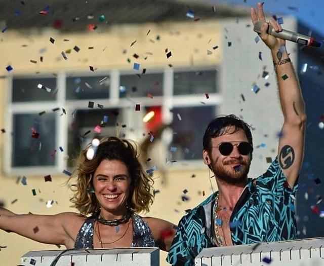 Luzia (Giovanna Antonelli) e Beto (Emilio Dantas) em cima de trio elétrico nas cenas finais de "Segundo Sol" - Reprodução/Instagram