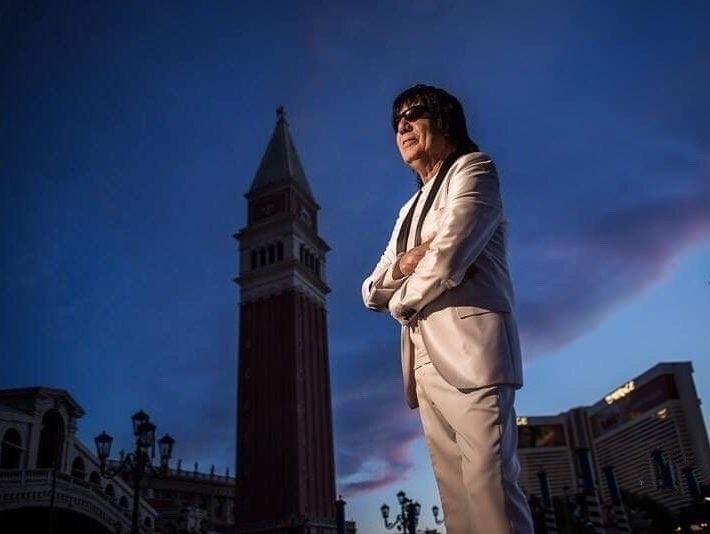 Marciano com seu tradicional terno branco em foto de 2018 - Reprodução/Instagram