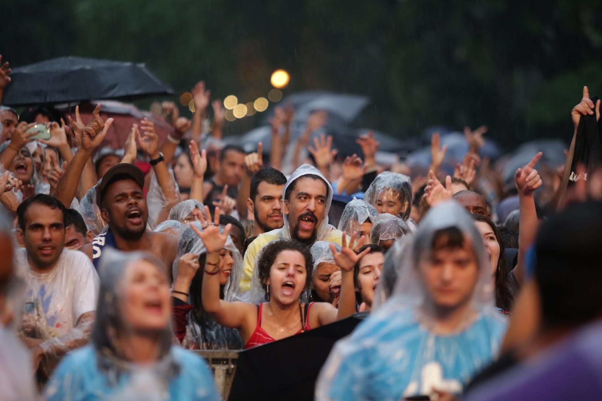 Sob chuva, público assiste ao show em homenagem ao Charlie Brown Jr - Diego Padgurschi/UOL