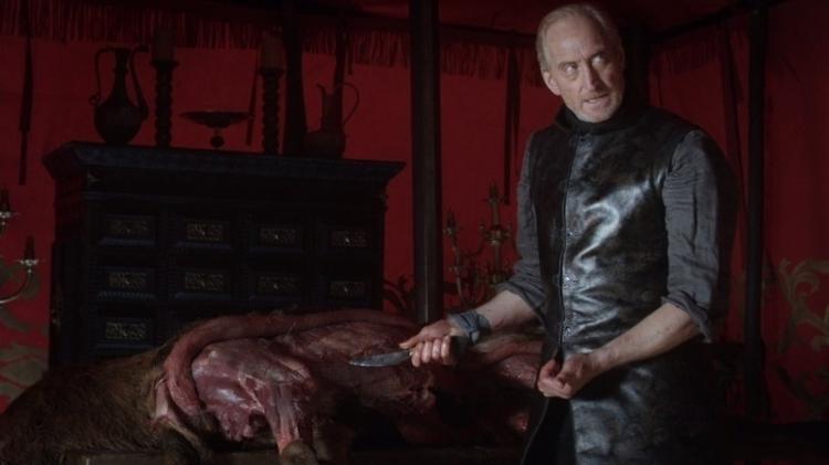 Tywin (Charles Dance) esfola cervo em cena de "Game of Thrones" - Divulgação - Divulgação