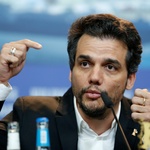 Wagner Moura fala sobre o filme "Marighella" em encontro com jornalistas no Festival de Berlim, na Alemanha - Abdulhamid Hosbas/Anadolu Agency/Getty Images