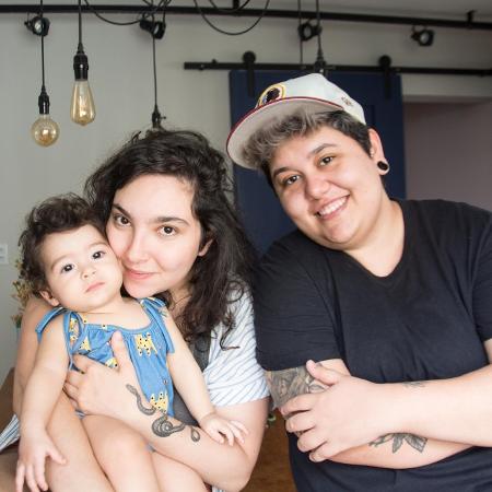 Camila (à esquerda), Laura e a filha, Lavínia: as duas precisaram se casar para registrar a criança com duas mães - Divulgação